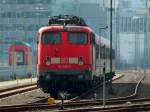 Im dunstigen Gegenlicht steht 110 402-5 am 08.03.2012 mit f�nf N-Wagen in Aachen Rothe-Erde. Der Zug wird als Verst�rker der RE 4 eingesetzt.