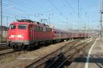 Alte Bilder -> Die 110 320-9 zieht als letzte Mnchner Bgelfalte den RE Verstrker nach Rosenheim am 11.08.2011 in Mnchen HBF