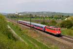 Der DPE 5151 machte dann in Treuchtlingen Kopf und die BTE 110 491 wechselte an die andere Zugseite, um den Zug über Augsburg wieder zurück nach München HBF zu bringen. Bei Nordheim gelang dann eine zweite Aufnahme des Zuges. Das Äußere der 110 491 hat sich übrigens im Vergleich zu den letzten DB Zeiten gewandelt. Neu sind eckige Pufferteller und LED Scheinwerfer dazugekommen. Interessanterweise hat die Bügelfalte auch ihr durchgehendes Lüfterband verloren und besitzt nun ein abgerundetes statt eckiges Seitenfenster. Inzwischen hat die Lok auch eine BTE Front- und Seitenbeschriftung - den Warnbalken hat sie dadurch verloren. Das Bild vom 29. April 2015 ist somit schon historisch. Über das Äußere kann man geteilter Meinung sein, aber schön dass eine 110.3 eine HU bekommen hat und auch in bayrischen Gefilden vor interessanten Zügen zu sehen sein wird...