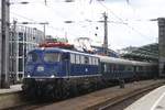 TRI 110 428-0 mit Sonderzug in K�ln Hbf, Mai 2017.