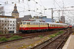 E10 1309 AKE mit AKE-Rheingold bei der Einfahrt in K�ln Hbf, April 2019.