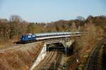 TRI 110 428-0 mit RB40 Ersatzzug in Bochum, Februar 2022.
