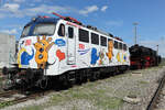 TRI 110 469-4  Sendung mit der Maus  Elefantenexpress steht als Gast sehr fotogen im Gelände des Nördlinger Museums am 30.Mai 2025.