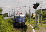 TRI-110 448 schiebt eine RB 37 aus dem Neusser Hbf Richtung Krefeld.