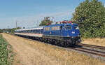 Am 11.08.2026 war f�r viele Fotografen die stahlblaue B�gelfalte ''110 428-0'',
das Objekt der Begierde.
Die elegante Lokomotive von TRI (Train Rental GmbH) bespannt den RB 37
auf der Niers-Erft-Bahn in Kaarst.