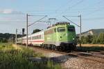 Am 15.7.2022 war GfF-110 292  Rewe  mit einem bunt zusammengewürfelten Sonderzug auf dem Weg von Leipzig nach Nürnberg. Hier am Abend bei Großeutersdorf.