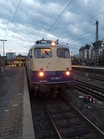 Centralbahn 110 383-7 (E10 Bügelfalte) am 04.03.17 mit Fußball Sonderug für den VFL Wolfsburg in Mainz Hbf