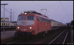 110508 mit einem blau - beigen D-Zug aus Amsterdam war am 26.8.1990 hier in Minden um 20.19 Uhr auf dem Weg nach Hannover.