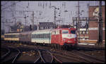 Drei Wagen in drei verschiedenen Farben der DB am Haken hat hier 110510 am 27.2.1991 um 14.46 Uhr bei der Einfahrt in den Kölner Hauptbahnhof.