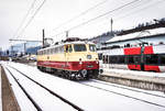 E10 1309 der AKE beim Stürzen im Bahnhof Bischofshofen.