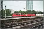 110 506 rollt mit einer 101 und ihrem InterCity am 27.05.07 durch den Bahnhof Kln-Messe/Deutz.