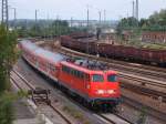 110 426-4 am 05.06.07 bei der Ausfahrt aus dem Aalener Bahnhof, fotografiert von der Parkhausempore in Aalen.