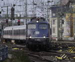 110 469 mit RB48-Ersatzzug bei der Einfahrt nach Köln Hbf.