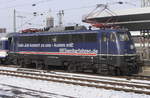 110 469 mit RB48-Ersatzzug in Köln-Deutz am 23.1.19. Seit kurzem trägt die Maschine eine auffällige Job-Werbung.