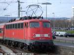 110 401-7 fhrt im April 2005 mit einem RE nach Frankfurt aus dem Wiesbadener HBF aus.