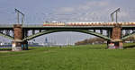 AKE-Rheingold-Lok E10 1309 am 06.04.2019 auf der Kölner Südbrücke.