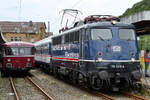 Die TRI-Elektrolokomotive 110 469-4 Anfang Juli 2019 Seite an Seite mit einem Schienenbus in Altenbeken.