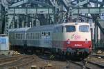 DB Regio 110 504 mit IC (Köln Hbf, 01.06.1999); digitalisiertes Dia.