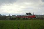 110 460-3 kmpft sich bei strmendem Regen mit einer RegionalBahn-Garnitur aus Donauwrth dem Ziel, der Knotenbahnhof Aalen, entgegen, hier in Hhe Aalen-Oberalfingen aufgenommen.