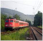 110 295-3 erreicht mit dem morgendlichen RE Koblenz Hbf - Mannheim Hbf den Bahnhof Bullay.