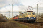 Centralbahn 110 383 zieht 1142 704, 111 096, 111 095 und 111 054 durch das Gelände des alten Rangierbahnhofes Wuhlheide gen Süden.