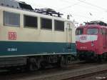 Zwei Lokomotiven der Baureihe 110 in verschiedener Farbgebung.