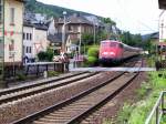 DB 110 428-0 mit einem RE von Koblenz Hbf nach Frankfurt (M) Hbf, am 24.07.2007 in Assmanshausen.