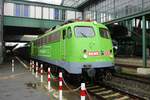 GfF 110 292-0 mit dem REWE Supermarktzug in Darmstadt Hbf am 04.12.21