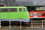 GfF 110 292-0 mit dem REWE Supermarktzug in Darmstadt Hbf am 04.12.21