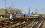 Die TRI-110 428-0 trifft mit dem RB 40-Ersatzzug am 27.02.2022 im Hagener Hauptbahnhof ein.