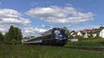 TRI 110 428-0 zieht am 28.05.2021 ihren RE12-Ersatzzug von Stuttgart nach Tübingen hier durch Wernau(Neckar).