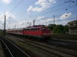 110 324 fhrt am 14.08.2007 in Regensburg zum Bahnsteig.