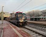 Die Baureihe 110 350-6 hält auf Gleis 7 des Kassel-Wilhemshöher Bahnhofes als Sonderfahrt in Richtung Weimar.