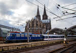 Die TRI 110 428-0 (91 80 6110 428-0 D-TRAIN), ex DB E 10 428, steht mit einem National Express Zug am 22.12.2018 im Hauptbahnhof Köln, vor der wohl weltweit größten Bahnhofskapelle, dem Kölner Dom.

Die E 10 wurde 1966 von Krauss-Maffei in München-Allach unter der Fabriknummer 19203 gebaut, die Elektrik ist von SSW (Siemens-Schuckert-Werke), bis 2016 fuhr sie für die DB. 
