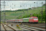 Die GfF „Bügelfalte“ 110 459-5 mit Pilgerzug (DPE 13453) am 16.05.2023 auf der Rückfahrt von Lourdes (Frankreich) nach München Ost. Hier rollt der Zug unterhalb der Steinburg in den Würzburger Hbf. Das Wagenmaterial des Zuges (Liegewagen des Optima-Express und der grüne Bord-Barwagen, exRewe-Supermarktzug) wurde ebenfalls von der Gesellschaft für Fahrzeugtechnik aus Crailsheim gestellt. Der Zug wurde durch die Katholische Militärseelsorge der Bundeswehr gechartert. 