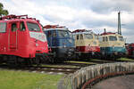 Bügelfalten-Treffen an den Einheitsloktagen im DB Museum in Koblenz. GfF 110 459-5, DB 110 348, TRI 112 268-8 und DB 110 300-1 präsentieren sich vor der Drehscheibe des Museums. (20.05.2023)