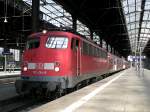 Die Bgelfalte 110 434-8 wartet mit einem Regionalexpress auf die Abfahrt in Wiesbaden Hauptbahnhof.