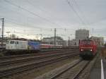 Die BR 110 325 mit Ameropa Reklame auf einem Abstellgleis und die BR 218 423 mit dem Doppelstock nach Mhldorf bei der Einfahrt am 01.12.2007 in Mnchen Ost.