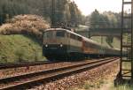 Dies scheint ein Regionalexpress von Singen nach Stuttgart zu sein.Silberlinge in verschiedenen Versionen und ein Abteilwagen bilden die bunte Wagenkomposition.