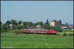 110 425 leistet zur Vormittagszeit des 13.05.08 Steuerwagenersatz fr RB 37149 von Aalen nach Donauwrth und verlsst Mttingen.