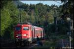 110 460 fhrt im letzten Abendlicht mit RB 37167 von Aalen nach Donauwrth auf Gleis 2R des Goldshfer Bahnhofs ein.