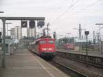 Ein Regionalzug Richtung Tbingen wird von einer Lok der Baureihe 110 aus dem Bahnhof geschoben (1.