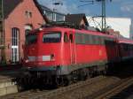 Die Trierer 110295 mit einem RE im Bahnhof Vlklingen/Saar auf dem Weg nach Trier am 26.09.2008.