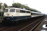 110 305-0 mit Nahverkehrszug 8831 Mnchengladbach-Krefeldbestehende aus fr mich unbekannte Wagens und Silberlinge auf Bahnhof Viersen am 21-10-1992.