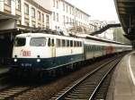 110 387-8 mit eine bunte RB 73077  Der Mngstener  Wuppertal-Koblenz auf Wuppertal Hauptbahnhof am 21-4-2001.