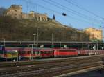 110 437-1 steht mit dem RE15423 nach Frankfurt vor der Kulisse des Fort Konstantin in Koblenz Hbf bereit.30.12.08