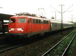 110 354-8 mit RE 3 Rhein-Emscher-Express 10321 Mnchengladbach-Hamm auf Gelsenkirchen Hauptbahnhof am 28-10-2000.