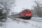 110 325 mit DZ 13213 (Utrecht – Zell am See) am 21.02.2009 im winterlichen Haar (bei Mnchen).