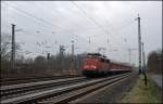 110 504 (9180 6110 504-8 D-DB) fhrt mit einer RB50  DER LNER  mit Vier n-Wagen am Haken am Frdergerst der Zeche Gneisenau vorrber.