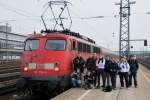 Gruppenbild mit  Falte  : Die morgentliche Fotografenschar beim Bahnbildertreffen am 14.